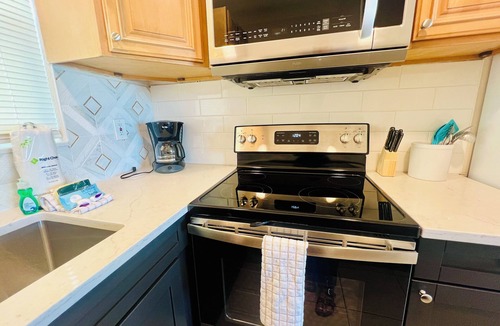 Redington Shores Cottage | Charming 2BR cottage steps from Beach, Dogs Welcome