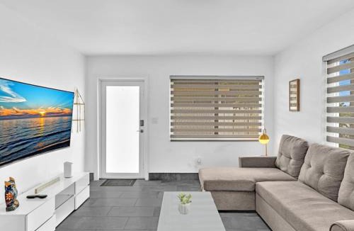 Davie House | Charming 2BR Lakefront Cottage in Davie near Beach