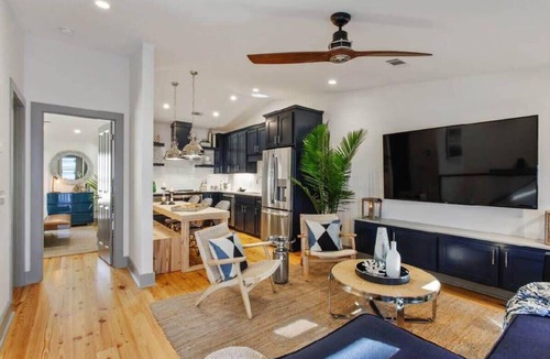 Beach Institute House | Charming 2BR Savannah Carriage House | Shared Pool