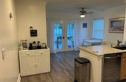 Eastview Manor House | CHARMING 3/2 house close to everything