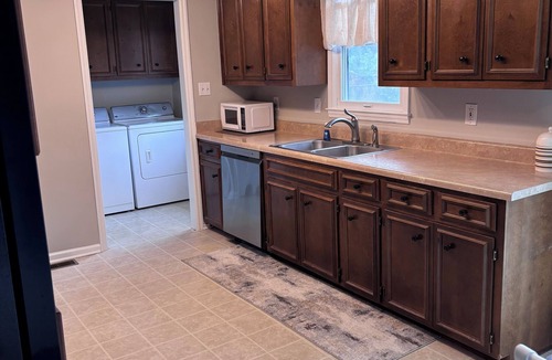 Aiken House | Charming 3 bed 2.5 bath. Family & pet friendly. Close to horse & golfing events.