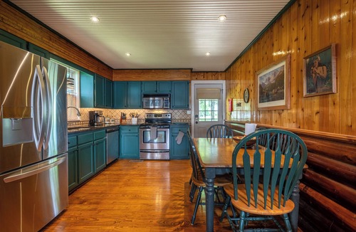 Town Creek Cabin | Charming 3-bedroom cabin with AC and WiFi in wonderful Town Creek