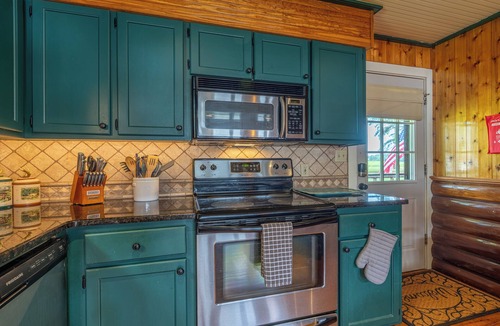 Town Creek Cabin | Charming 3-bedroom cabin with AC and WiFi in wonderful Town Creek
