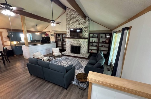 Salem House | Charming 3-bedroom farmhouse on 2 acres with WiFi and AC in Benton