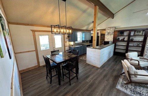 Salem House | Charming 3-bedroom farmhouse on 2 acres with WiFi and AC in Benton