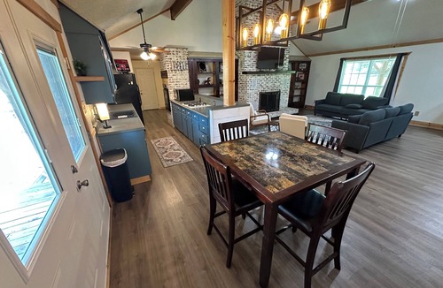 Salem House | Charming 3-bedroom farmhouse on 2 acres with WiFi and AC in Benton