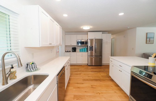 Oak Hill House | Charming 3-bedroom house in Oak Hill with a Pool and Pond