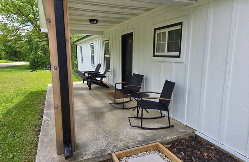 Campton House | Charming 3-bedroom house with cozy cabin-inspired interior