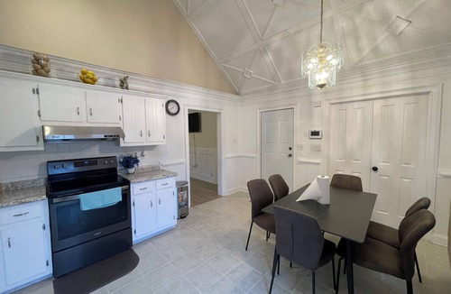 Lilburn House | Charming 3-bedroom house in Lilburn with WiFi and AC