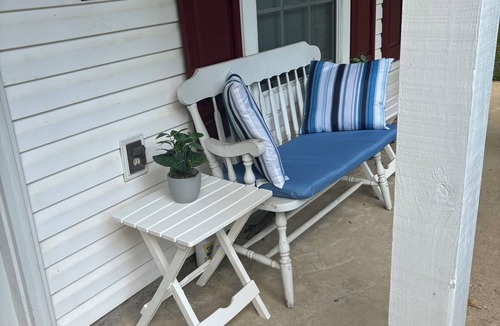Daphne House | Charming 3-bedroom house with WiFi and AC.