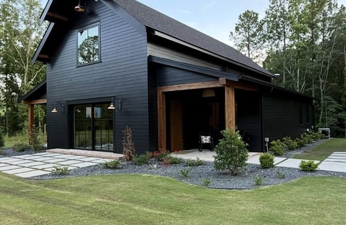 Appling House | Charming 3 bedroom Modern Barn in Appling. Available for FISHING TOURNAMENTS