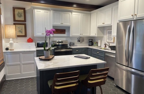 Sheffield House | Charming 3BR 2BA furnished pet-friendly house WiFi AC in downtown Sheffield AL