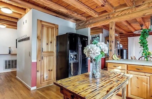 Eden House | Charming 3BR Log Cabin on 5-Acre Private Lot in Pembroke
