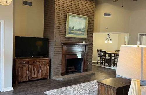 Magnolia House | Charming 4-bedroom house with AC and WiFi in Magnolia