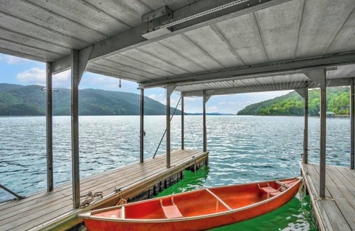 Salem Cabin | Charming 4-bedroom WATERFRONT, WiFi, gentle slope from cabin to Lake Jocassee.