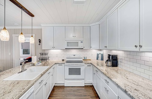 Ono Island House | Charming bay front home with WiFi, central AC, balcony, & deck