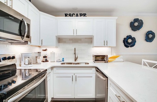 Gulf Place Condo | Charming condo near the beach, with community pools and hot tub