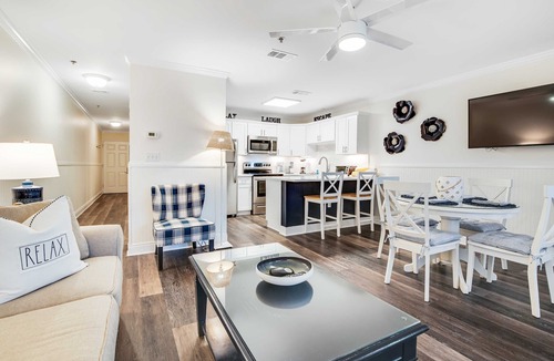 Gulf Place Condo | Charming condo near the beach, with community pools and hot tub