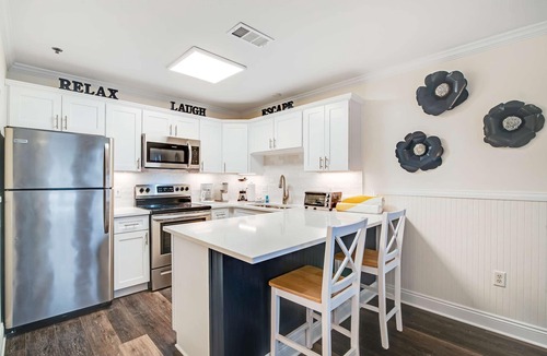 Gulf Place Condo | Charming condo near the beach, with community pools and hot tub