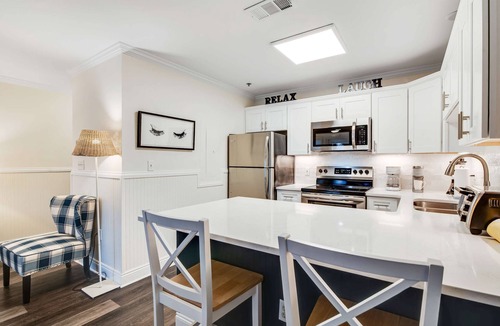Gulf Place Condo | Charming condo near the beach, with community pools and hot tub