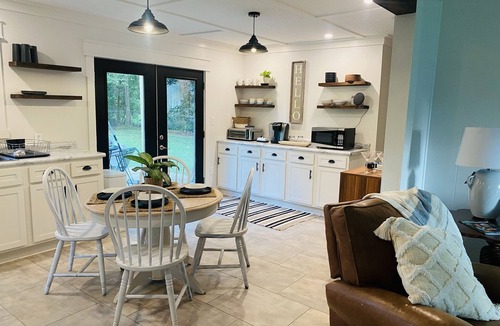 Wiggins Cottage | Charming Cottage-Sleeps 6 by Flint Creek(Pat Harrison) Fishing, Swimming, Biking