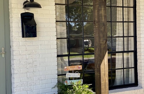 Wiggins Cottage | Charming Cottage-Sleeps 6 by Flint Creek(Pat Harrison) Fishing, Swimming, Biking