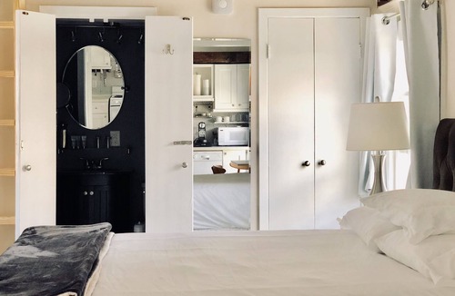 Audubon House | Charming Cottage with an Ergonomic Bed