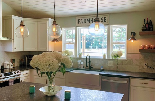 Fairview House | Charming Country Get-away! Pet Friendly