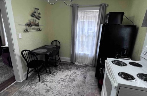 Dixieland Cottage | Charming Dixieland Cottage Walk to Downtown Lakes and Dining