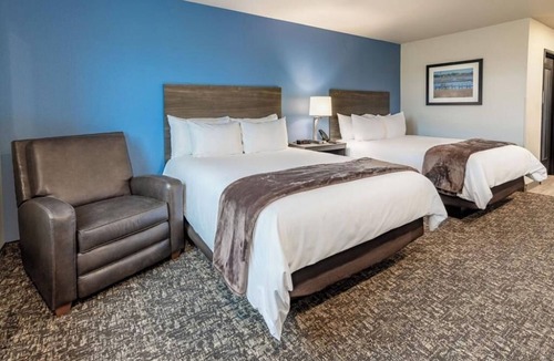Deep Creek Hotel | Charming Double-Queen Room| Pets Are Allowed | Easy Highway Access