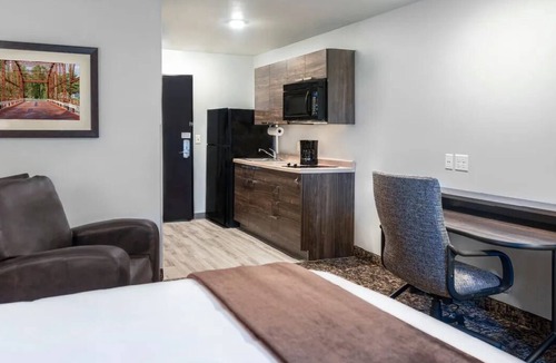 Deep Creek Hotel | Charming Double-Queen Room| Pets Are Allowed | Easy Highway Access