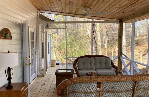 Signal Mountain House | Charming Farmhouse Cottage Perfect for Family-Friendly Getaways in Signal Mountain, Chattanooga