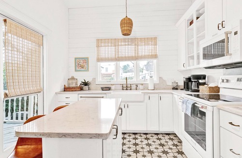 Thomas Square House | Charming Historic Home in Starland Hot Tub Walk to Forsyth & Downtown 2BR