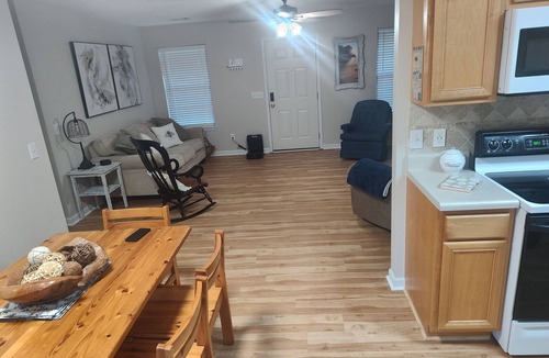 Tallassee House | Charming Honey Bee Cottage 3BR 2 Bath home with WiFi and AC in lovely Tallassee