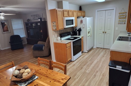 Tallassee House | Charming Honey Bee Cottage 3BR 2 Bath home with WiFi and AC in lovely Tallassee