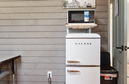 Tellico Plains Hotel | Charming Inn as you Enter Cherokee National Forest, The Munz Room 6C