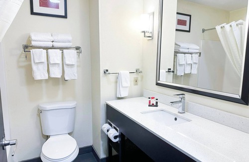 Mount Berry Hotel | Charming King Suite in Rome | Spacious Stay Near Dining, Local Attractions