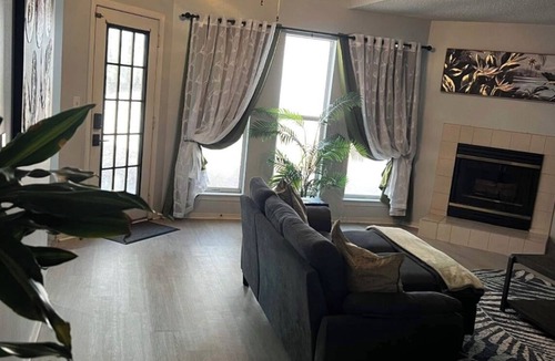 Niceville House | Charming master bedroom in a fully furnished 4 bedroom rental house in Niceville