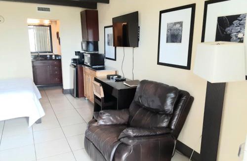 Ruskin Apartment | Charming one bedroom resort-style studio with pool and beach access