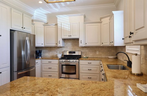 Oxford House | Charming Oxford Townhome - Minutes to Ole Miss and The Square! Sleeps 1-10