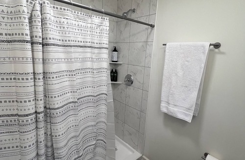 Hardwick House | Charming Private Bedroom with WiFi, AC in awesome Milledgeville