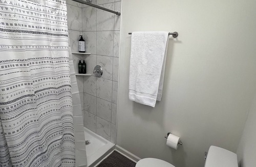 Hardwick House | Charming Private Bedroom with WiFi, AC in awesome Milledgeville