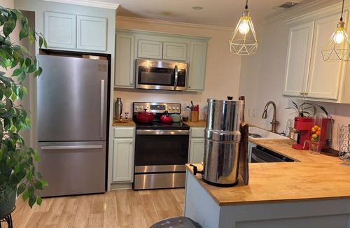 Colonial Oaks House | Charming Quiet 1-bedroom 1 bath ADU with AC, WiFi in Savannah
