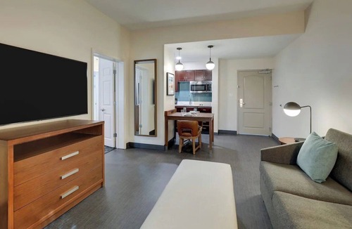 Mount Pleasant Hotel | Charming Suite for Couples Near Charleston Harbor – Modern & Elegant Space