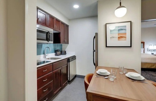 Mount Pleasant Hotel | Charming Suite for Couples Near Charleston Harbor – Modern & Elegant Space
