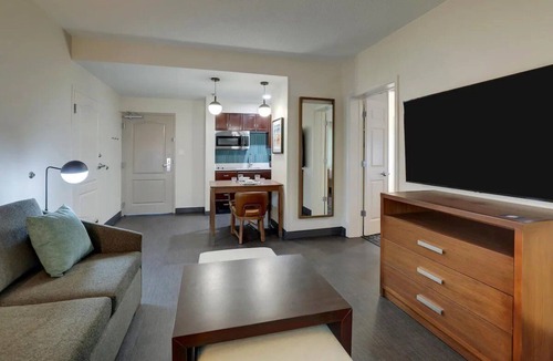 Mount Pleasant Hotel | Charming Suite for Couples Near Charleston Harbor – Modern & Elegant Space