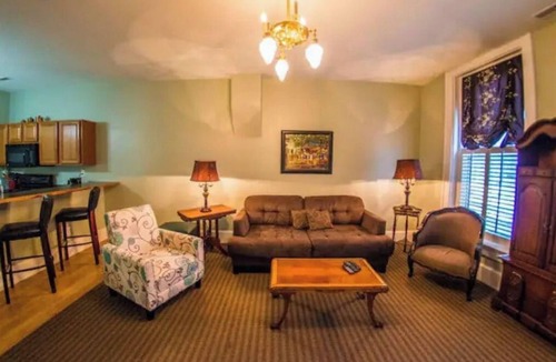 Glendale Apartment | Charming suiteThe Van Cleve-King bed-Spacious
