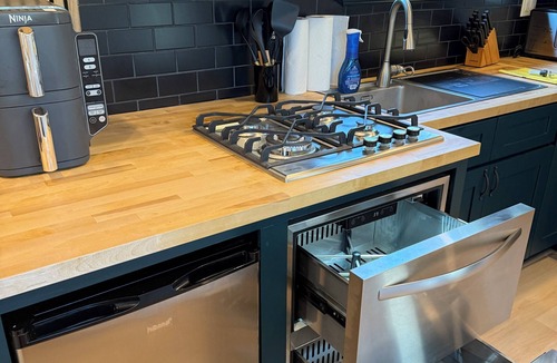 Crouse House | Charming Tiny Home with 1 bedroom and 2 lofts and WiFi, AC in wonderful Dallas.