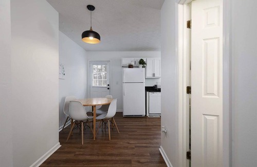 Cartersville House | Charming Townhome with Two King Beds & Sep Bath
