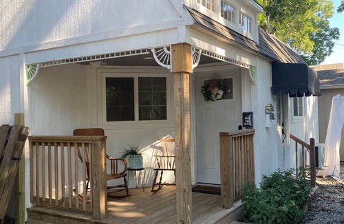 Girard Cottage | Charming Victorian cottage tinyhouse with WiFi and AC in quaint Girard